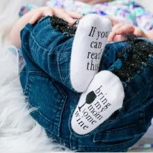 Load image into Gallery viewer, Baby Socks | If You Can Read This Bring My Dad a Beer
